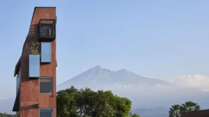 Lee más sobre el artículo Conoce el «hotel más estrecho del mundo» que mide poco más de 2 metros de ancho